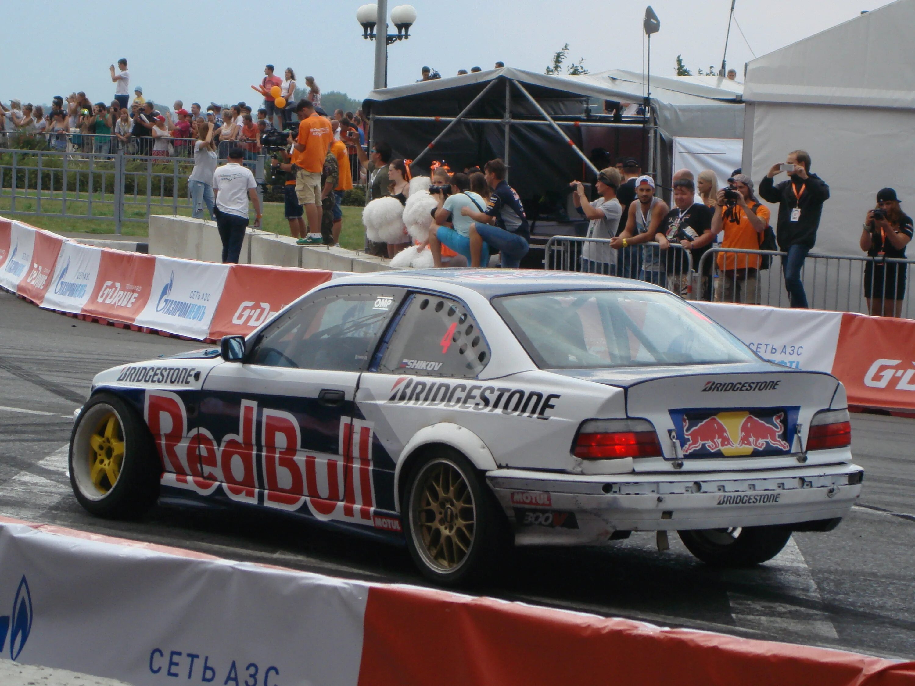 Show race. Гонщик BMW. Заезд БМВ. BMW 510 G Drive. BMW Frolov.