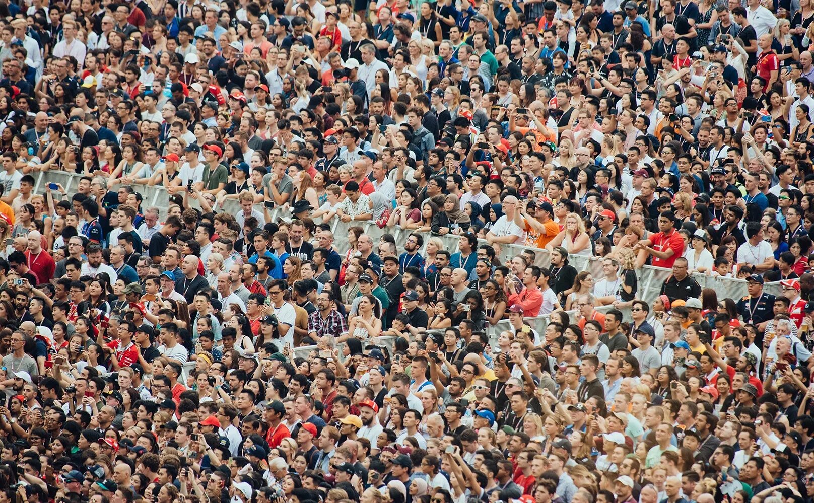 Миров очень много. Человек толпы. Большое скопление людей. Огромная толпа людей. Много людей на планете.