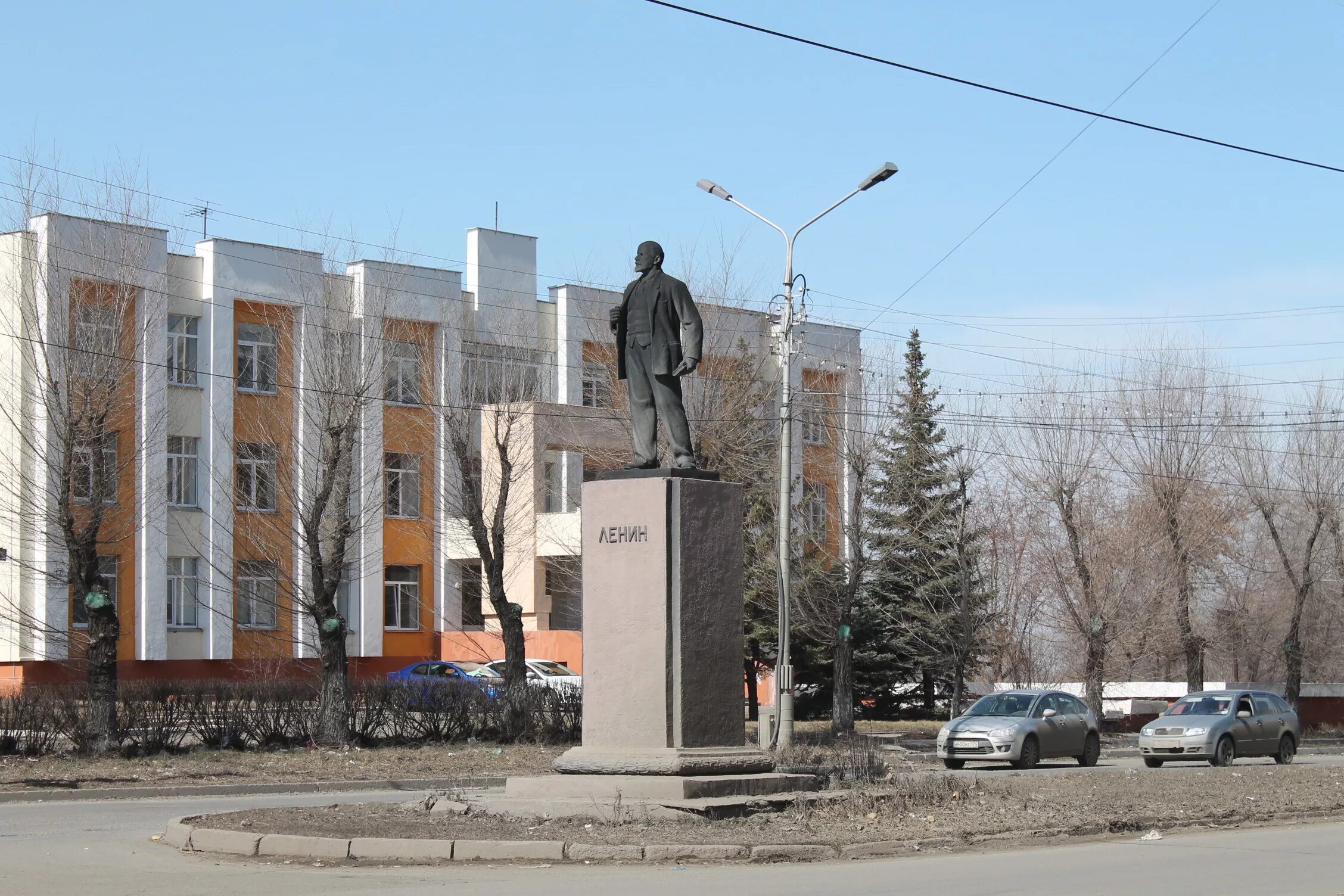 Город магнитогорск ленинский район. Памятник Ленину в Магнитогорске. Гортеатр Магнитогорск левый берег Магнитогорск. Магнитогорск памятник Ленину на Комсомольской площади. Архитектура левого берега Магнитогорска.