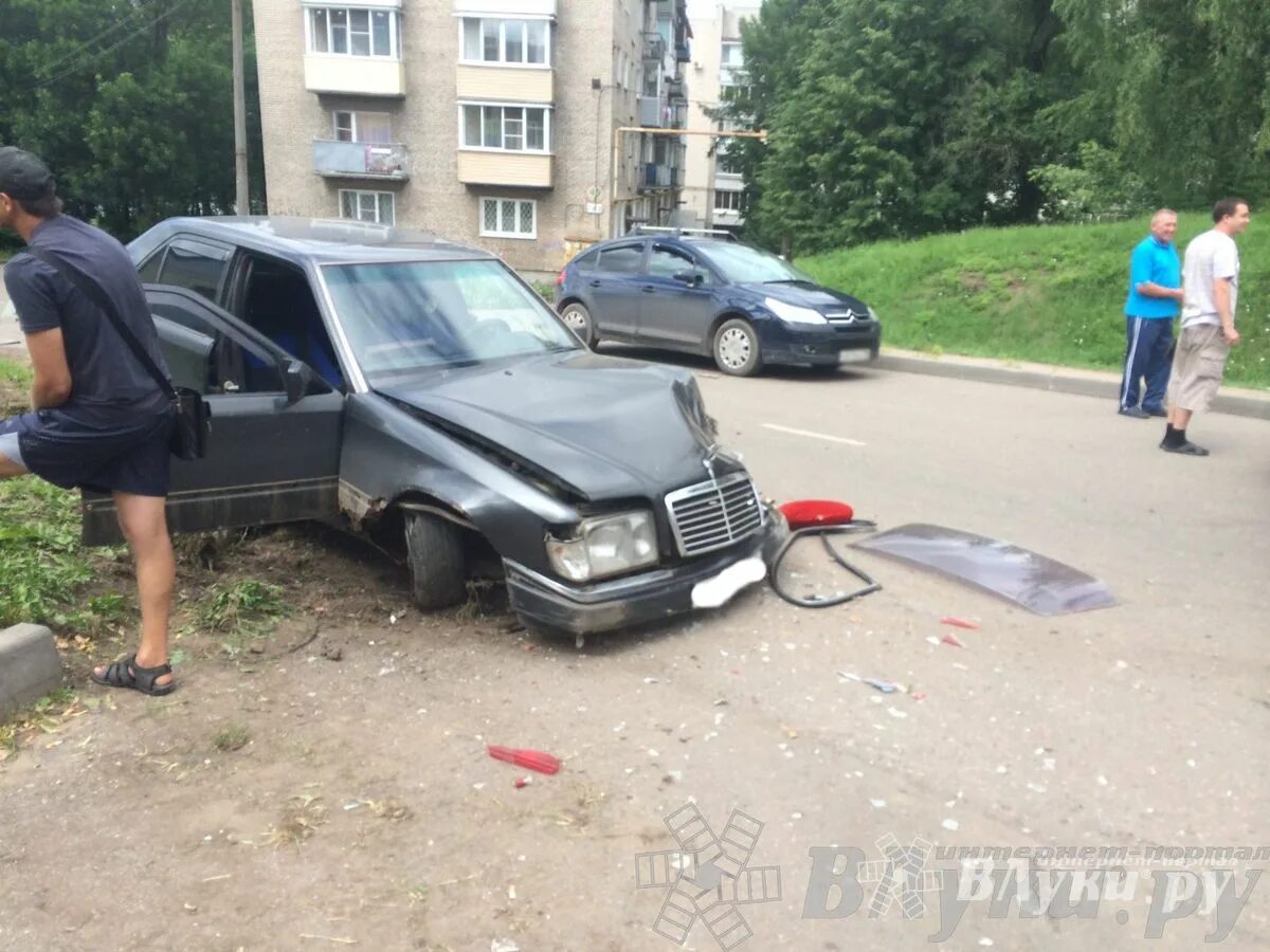 Новости великие луки последние на сегодня подслушано. Жигули против. Жигули против Мерседеса. Мерседес в Великие Луки. Машина Реу 393 Мерседес в Великие Луки.