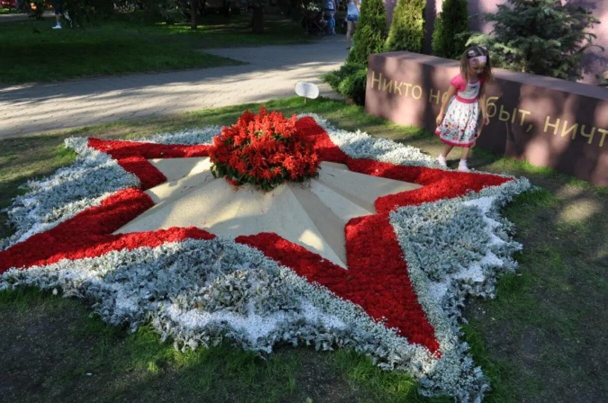 Клумба к Дню Победы в детском саду. Украшение территории к 9 мая. Украшение к Дню Победы в детском саду. Клумба в форме звезды. 9 мая праздник сад