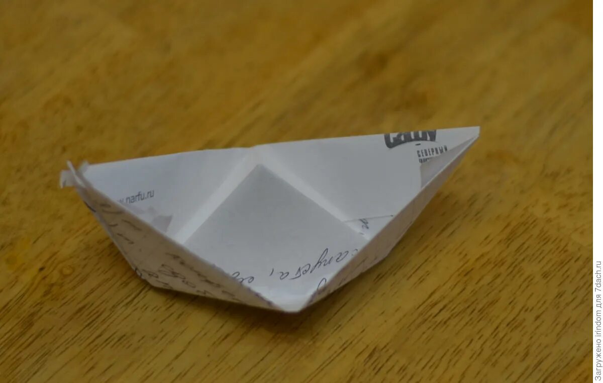 Бумаги ответ. Бумажный кораблик из тетрадного листа. Фарфор кораблик из тетрадного листа. Рисунок бумажный кораблик из тетрадного листа. Бумажный кораблик из тетрадного листа фон.