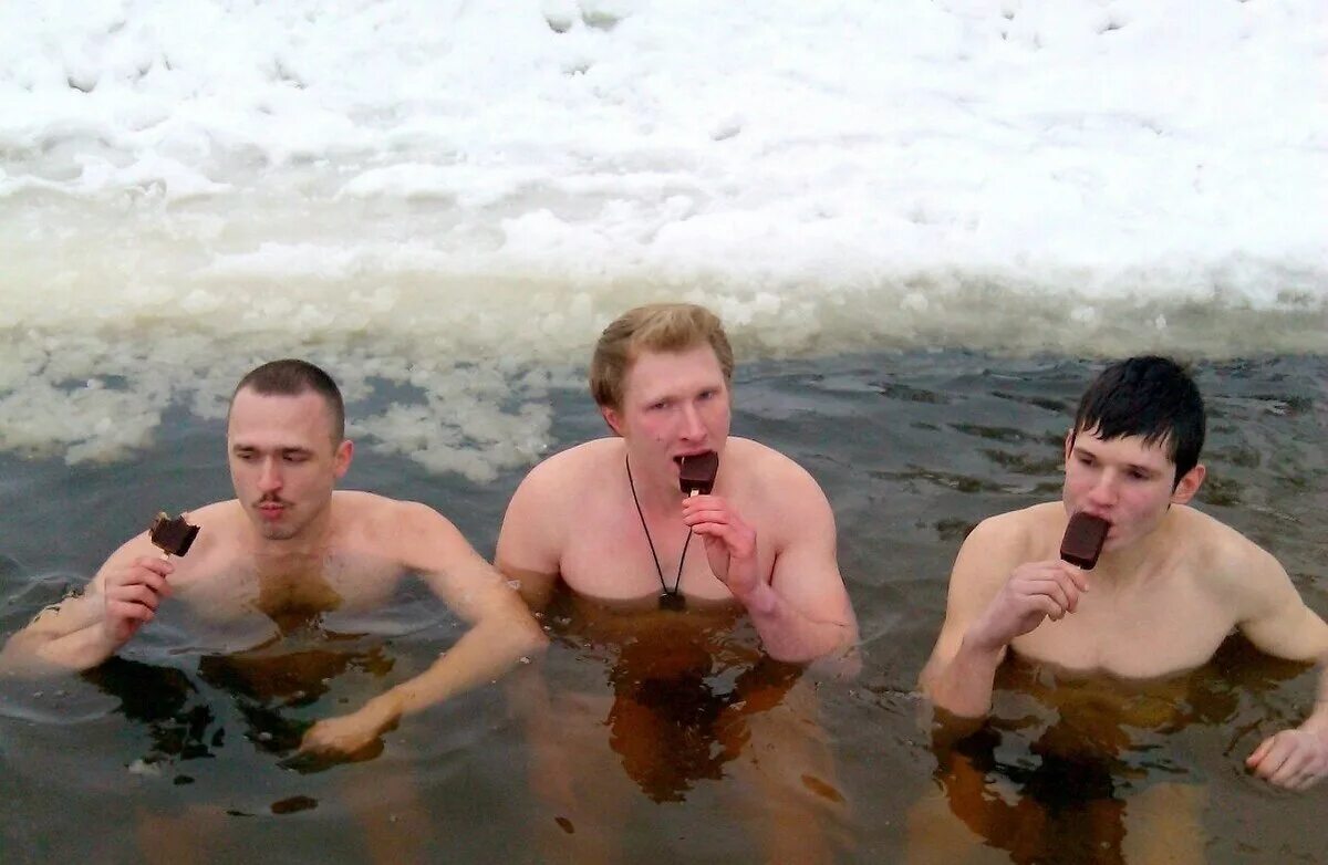 Ютуб смешное русское. Мороженое зимой. А еще русские едят зимой мороженое. Смешные русские мужики. Мороженое зимой на улице.