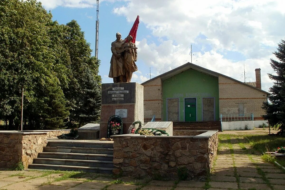 Первомайское украина донецкая область. Село Васюковка Бахмутский район. Село Васюковка Донецкая область. Село Ивановское Бахмутский район Донецкой области. Братская могила село переездное Донецкая область.