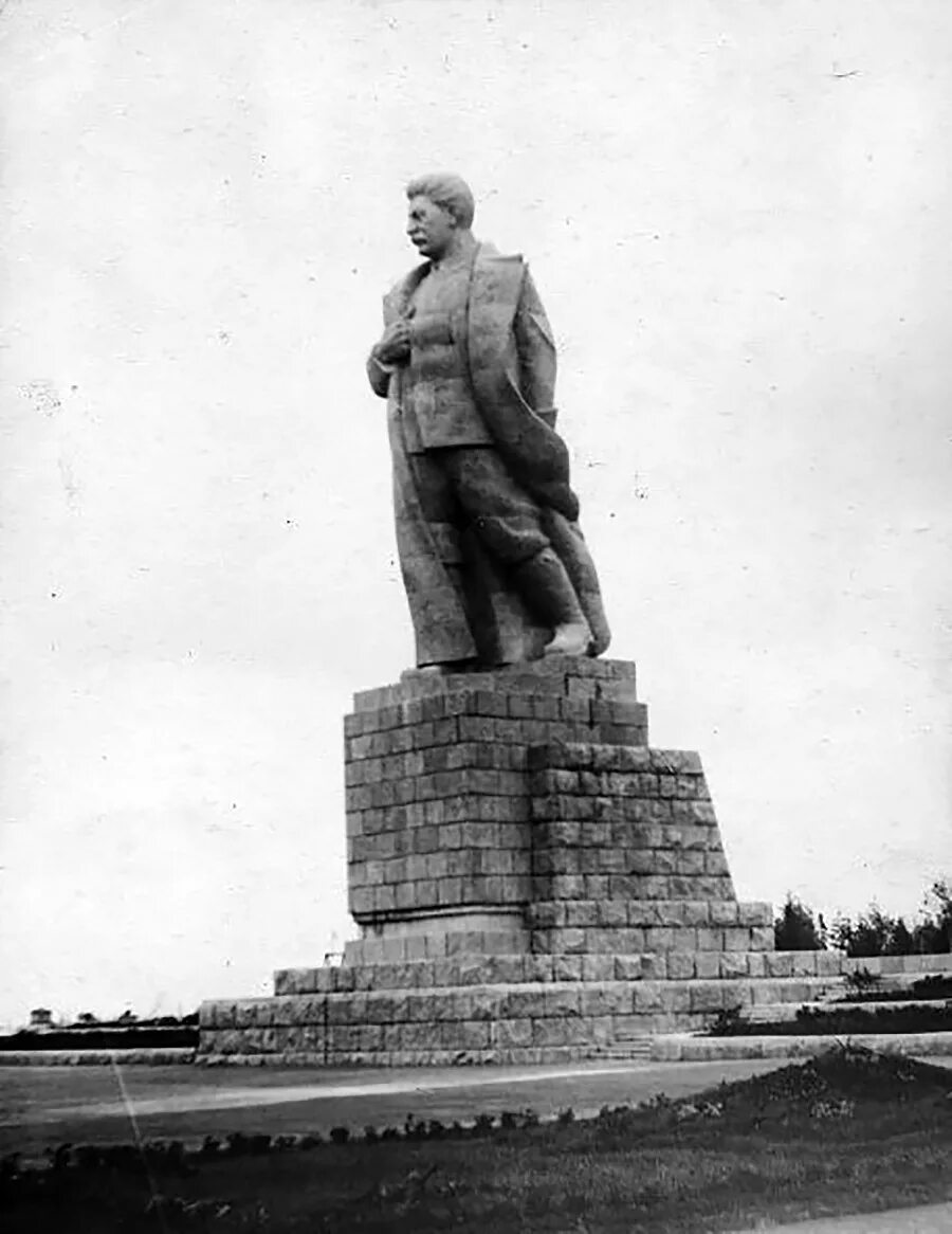 Канал имени москвы ленин. Памятники на канале москва. Памятник ленина и сталина в дубне. Памятники на канале москва. Памятник ленину в дубне на канале.
