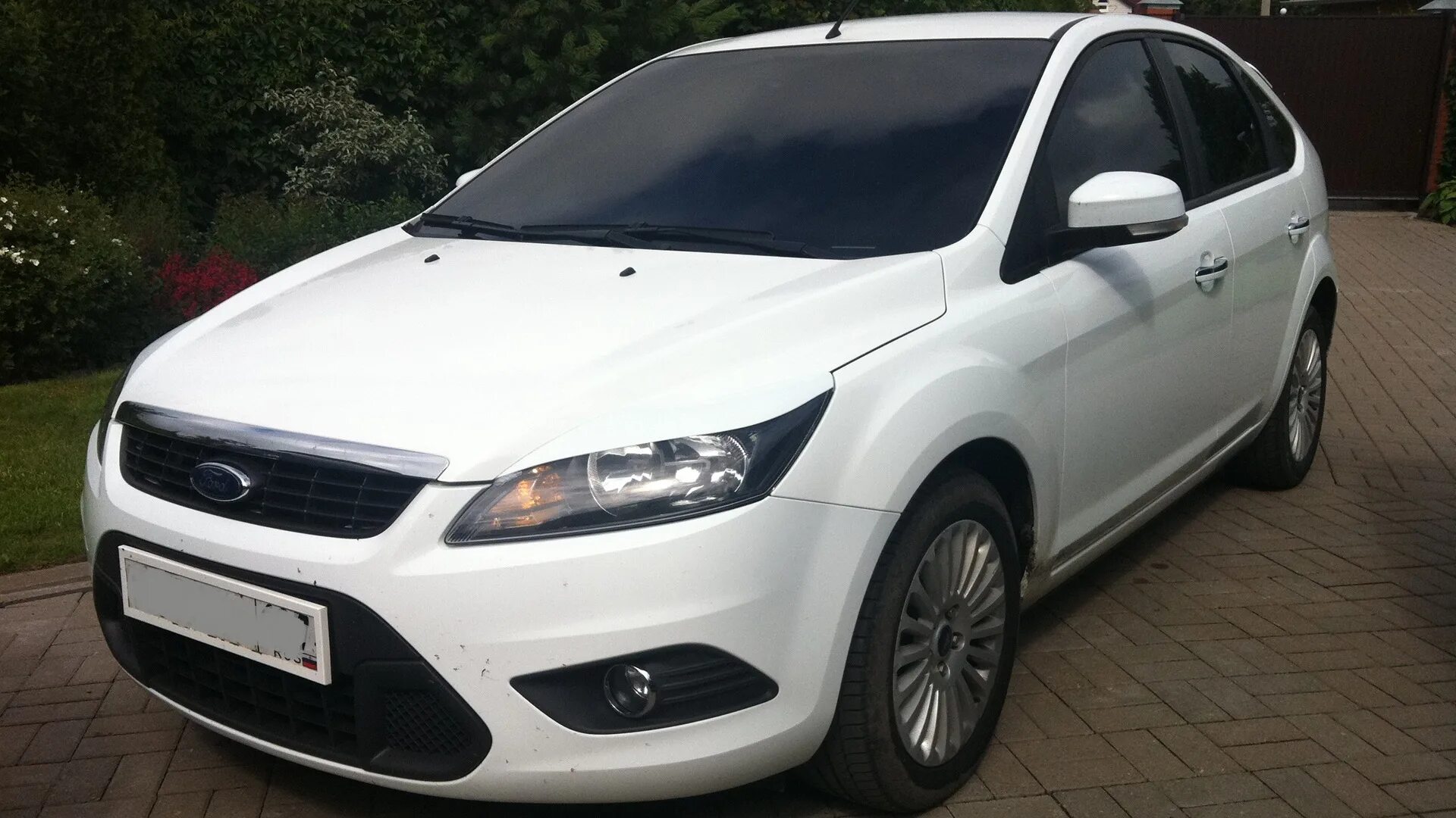 Ford focus краснодар. Ford focus 2 хетчб ектонированный. ford focus 2 белый тонированный. белый тонированный форд фокус 2 седан. тонированный белый форд фокус 2 хэтчбек.