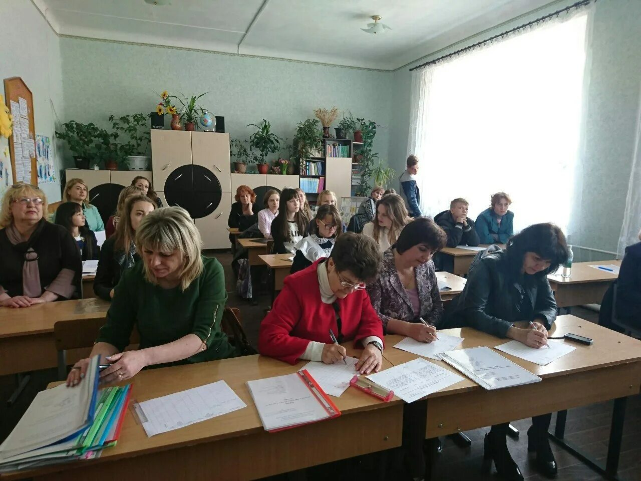 Школа 1 лицей в свердловске. Школа лицей свердловск луганской области. Лицей 1 свердловск лнр. Свердловский лицей 1. Свердловский лицей 1.