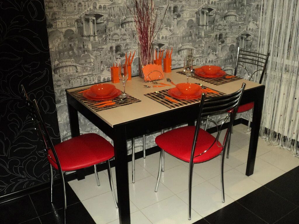 Ремонт кухонного стола. Фотообои в обеденной зоне. Красный стол на кухню. Фотообои возле обеденного стола. Оранжевый стол на маленькую кухню.