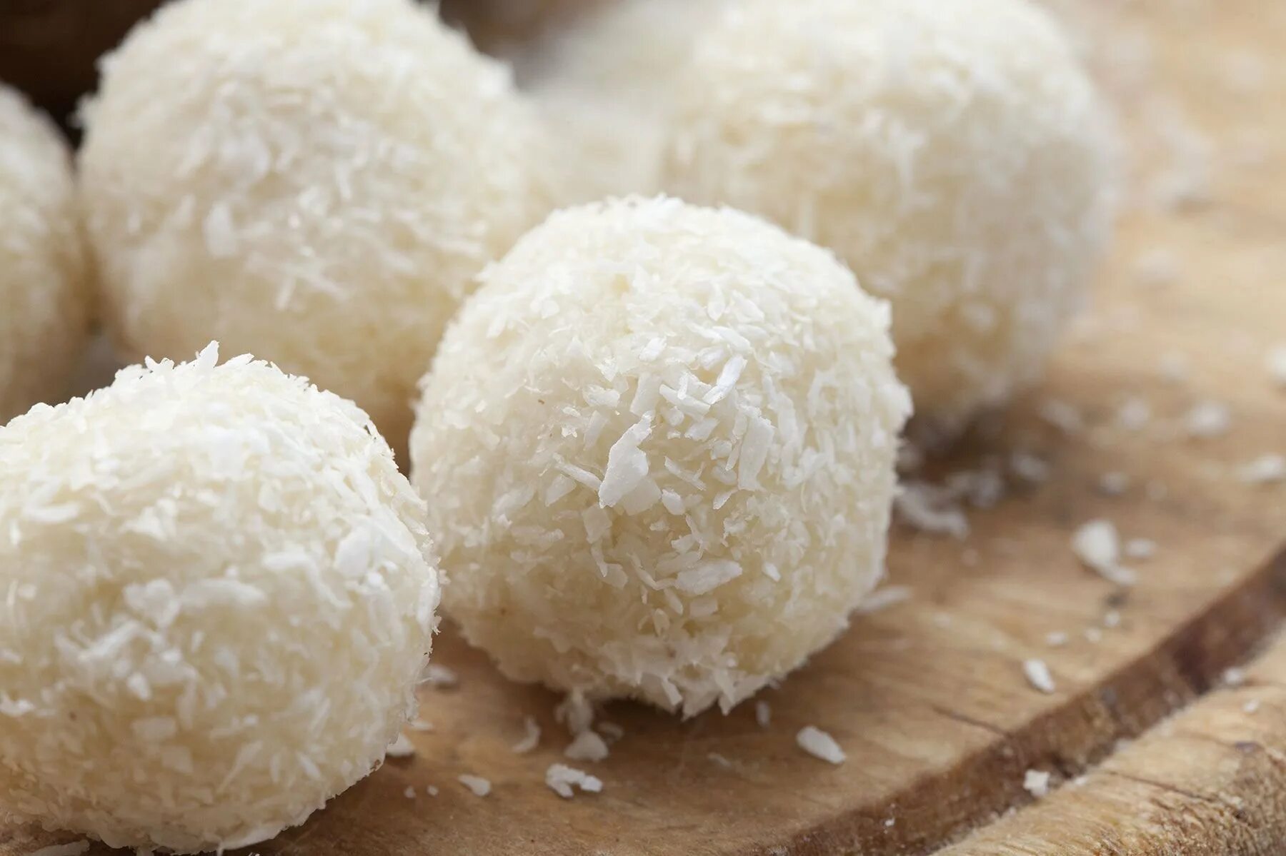 Кокосовые шарики. Кокосовые шарики с кремом. Кокосовые шарики запеченные. Кокосовые шарики ярославль. Шарики в кокосовой стружке.