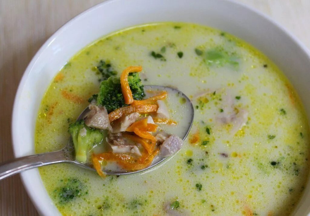 Суп из бедрышек. Суп Энгамат. Суп с брокколи. Суп с брокколи и курицей. Сырный суп.