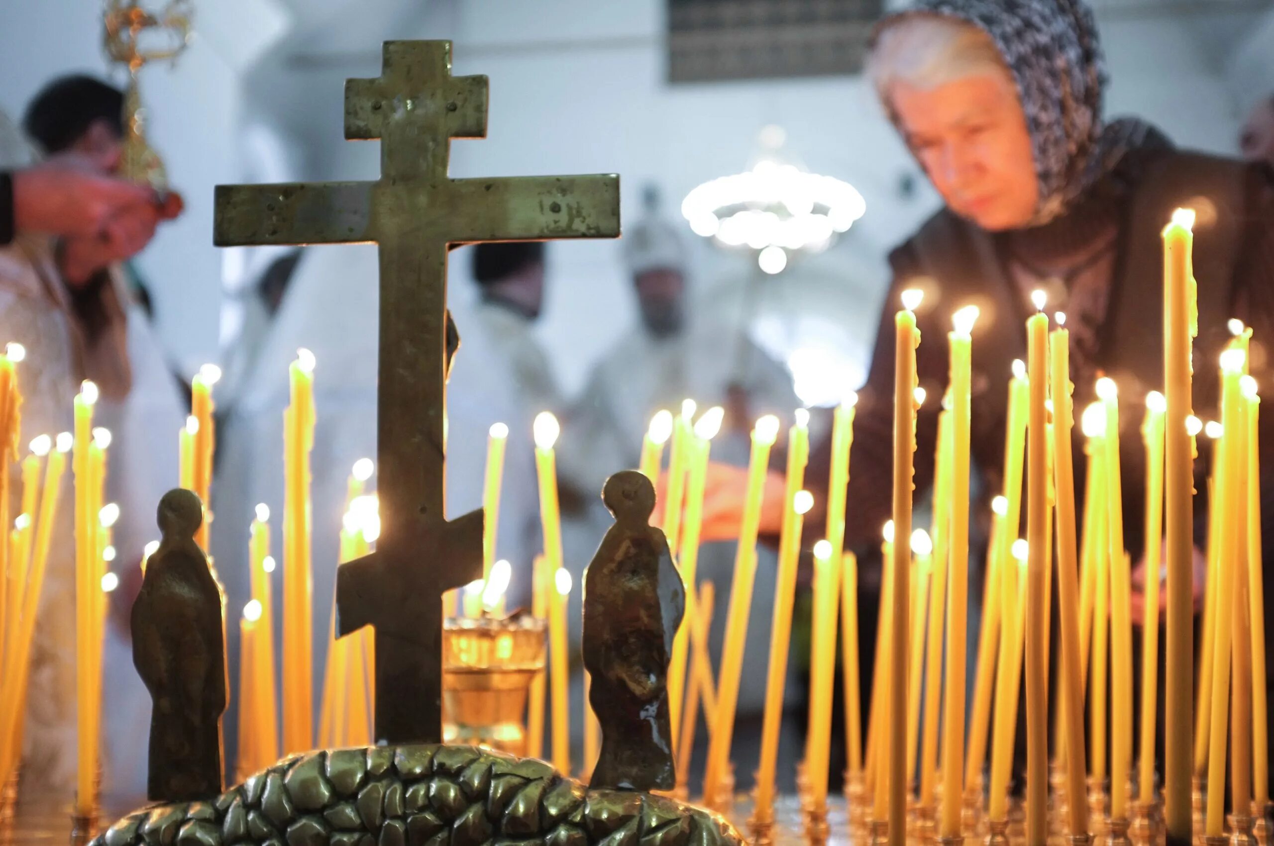 Родительский день у православных. Поминовение усопших. Помин в храме. Поминальные свечи в храме. Радоница в храме.