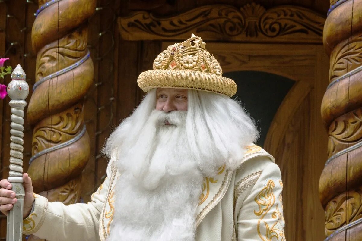 Латвийский дед мороз салавецис. Карачун (корочун). Улыбка деда мороза. Белорусский зюзя. Дед мороз старик забавный с длинной белой.