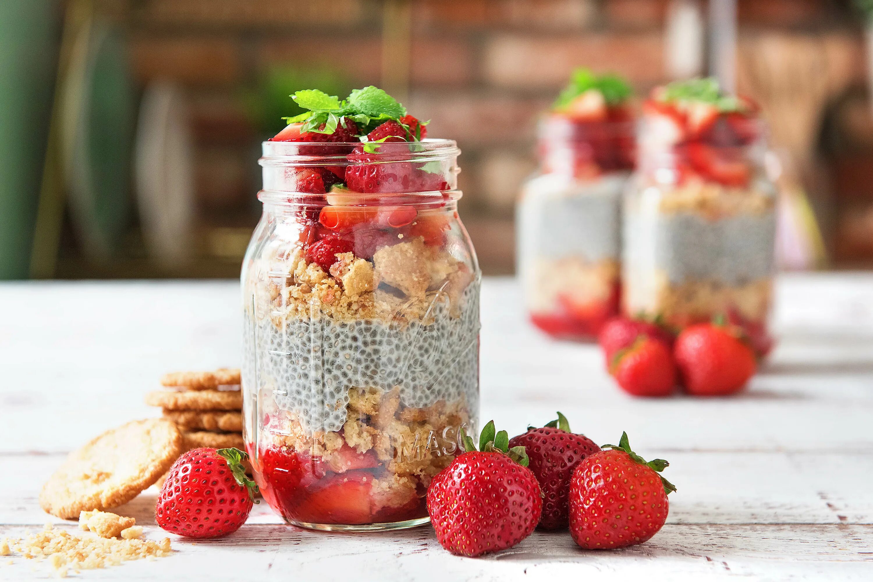 овсянка земляника чиа. чиа мева. чиа пудинг с ягодами. семена на завтрак. семена чиа в йогурте.