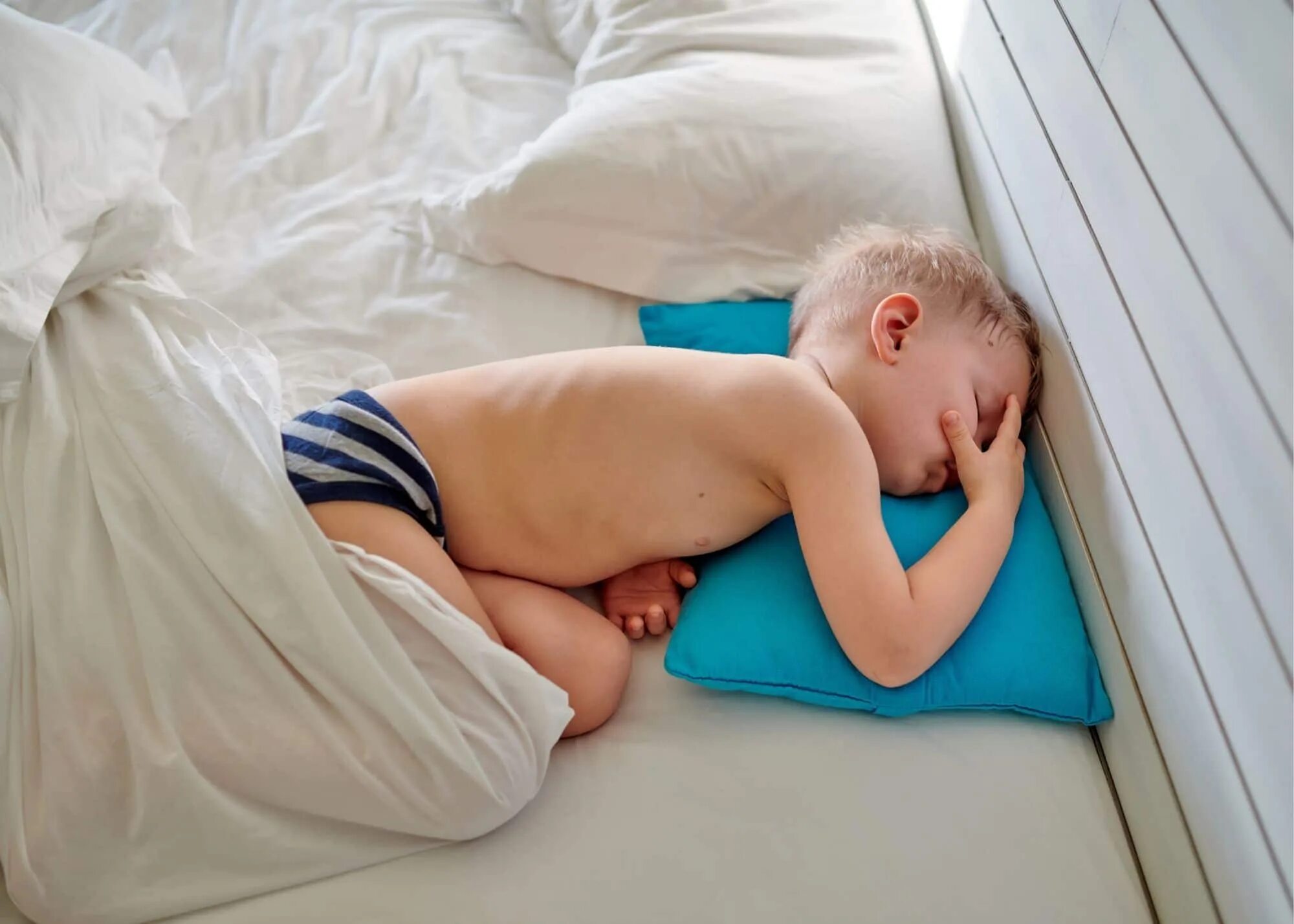 Спящие мальчики. Спящий мальчик. Кровать для детей. Кровать для мальчика. Мальчики 12 лет спят