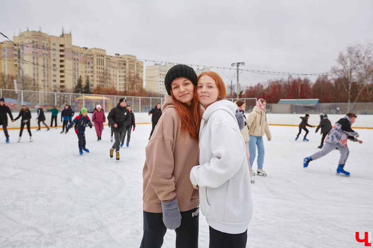 Полярис каток расписание. Каток Пингвин во Владимире. Каток зимой. Открытый каток Пингвин во Владимире.