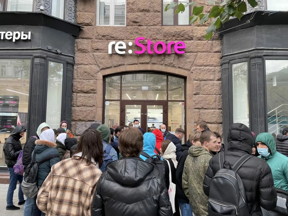 Екб очередь за айфоном 13. Очередь за айфоном. Очередь на айфон. Продается место в очереди. Очередь за айфоном.