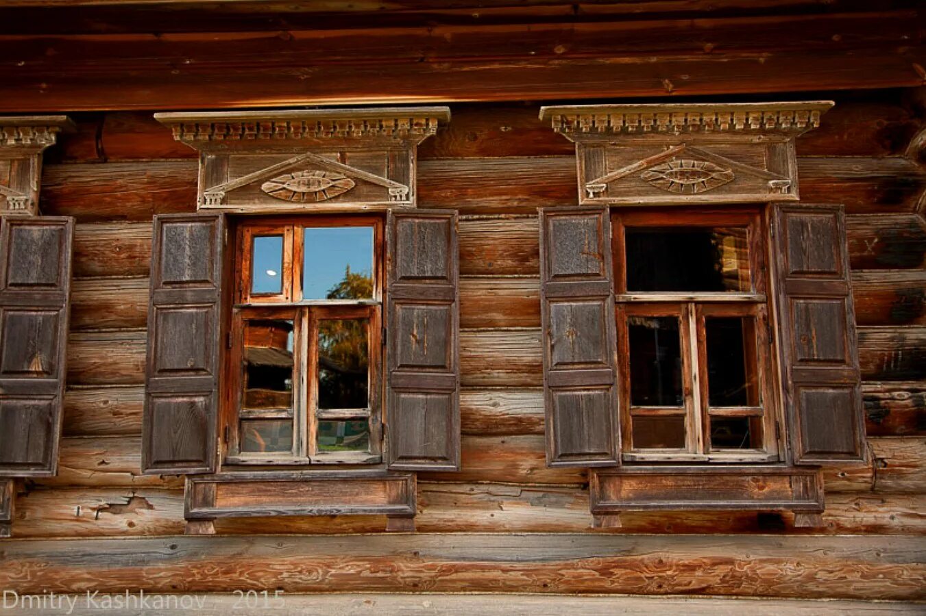 Окна старинный дом. Деревянное зодчество в Великом Устюге. Старинный деревянный дом. Окно в избе. Наличники старинные.