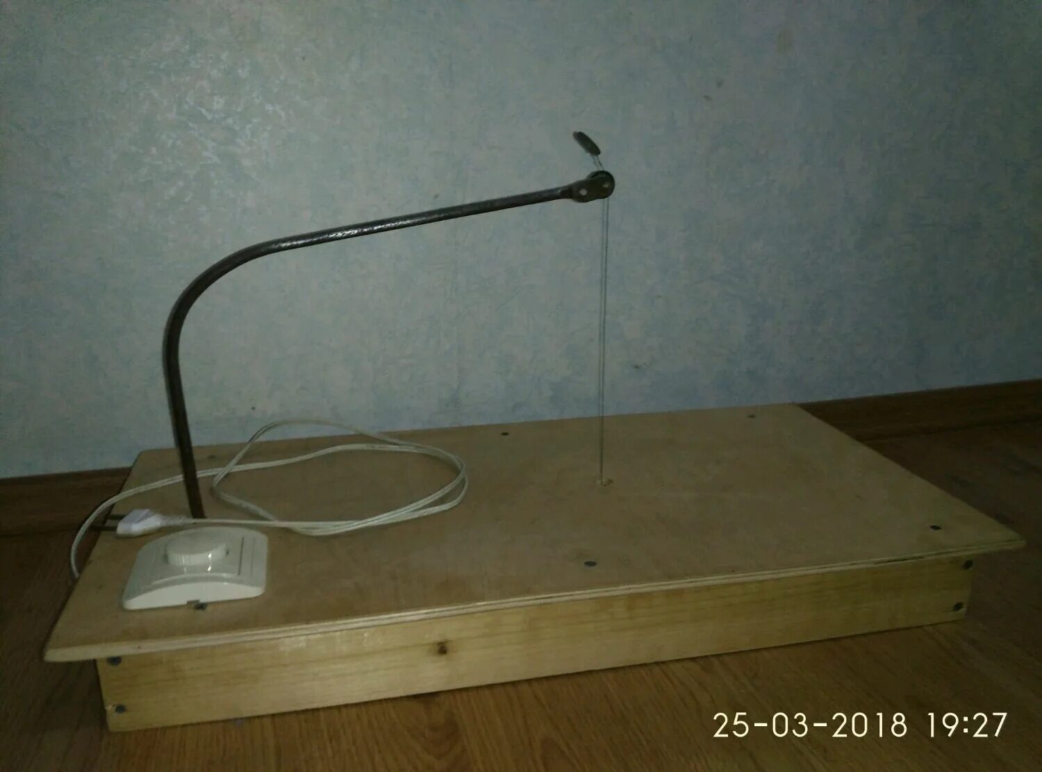 Трансформатор для резки пенопласта нихромовой проволокой. Резка пенопласта нихромовой проволокой своими. Приспособа для резки пенопласта. Нихромовый резак для пенопласта. Нихромовая нить для резки пенопласта.