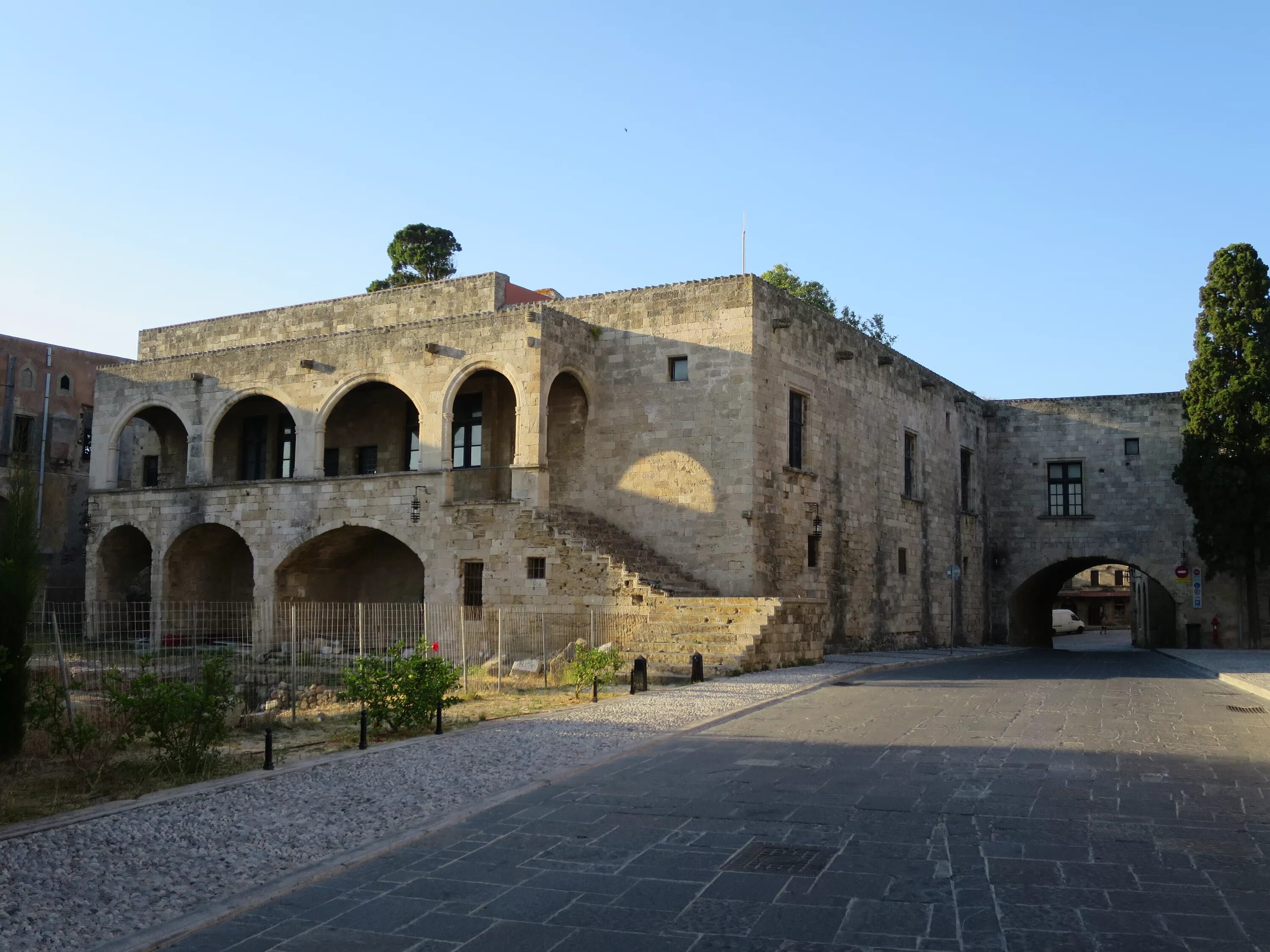 родос в средние века. город родос интересные факты энциклопедия путешествий. родосская крепость родос. родос средневековые постройки. город родос средневековые постройки.