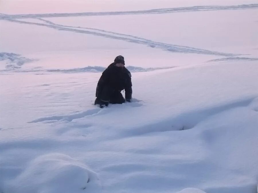 Путник зимой. Странник зимой. Человек в заснеженном поле. Одиночество зимой.