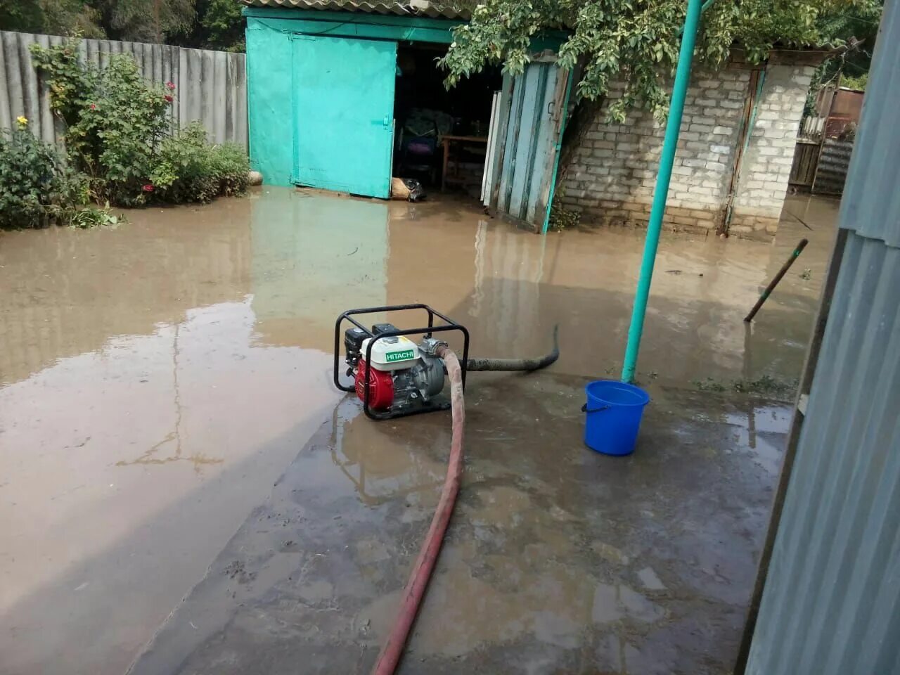 Перекачка воды. Откачка воды из подвала. Откачка воды из погреба. Насос для выкачивания воды при потопе. Чем откачать воду из подвала