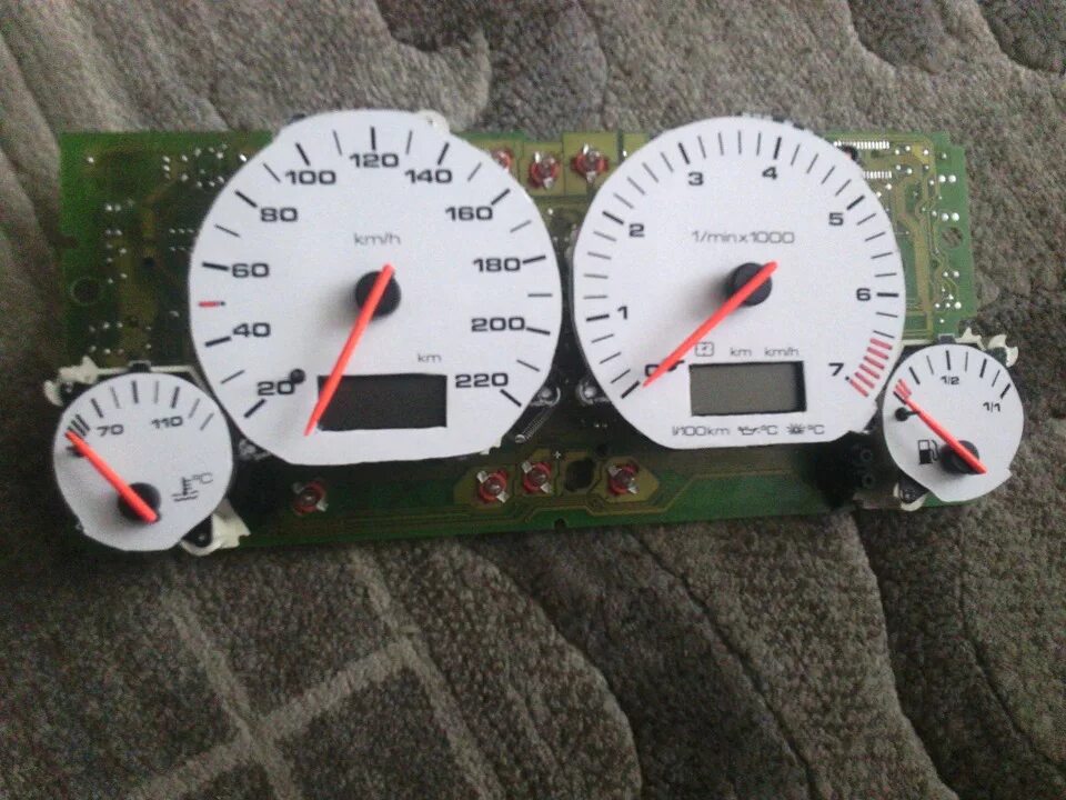 Распиновка датчика скорости тойота. Фольксваген не работает тахометр. Распиновка приборки 2141. Датчик тахометра 124. Golf 2 приборная панель плата.