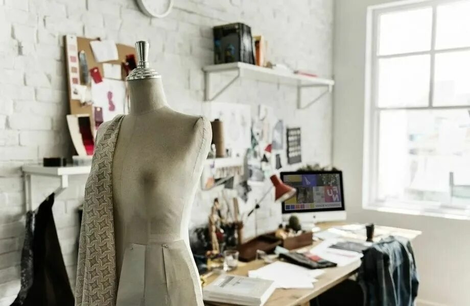 Прошив одежды. Дизайнер одежды. Дизайнер конструктор одежды. Дизайнерская мастерская одежды. Рабочее место модельера одежды.