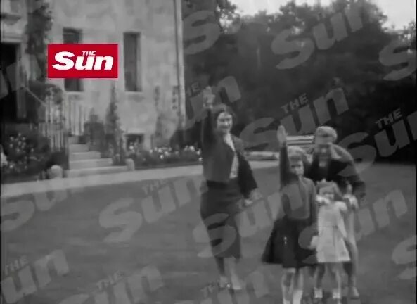 Елизавета 2 зигует фото Просили зигующую королеву пожалуйста история в фотографиях LiveJournal