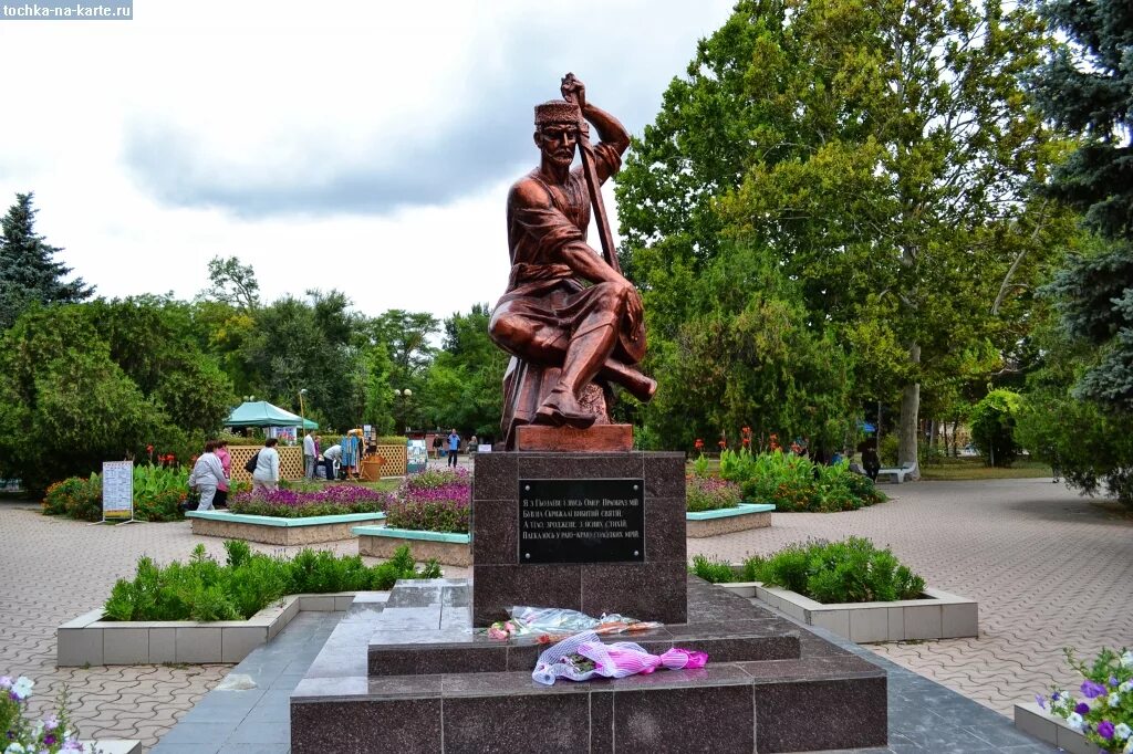 Ашик умера. Памятник. Ашику омеру. Памятник нептуну в евпатории. Сквер ашик умера в евпатории.