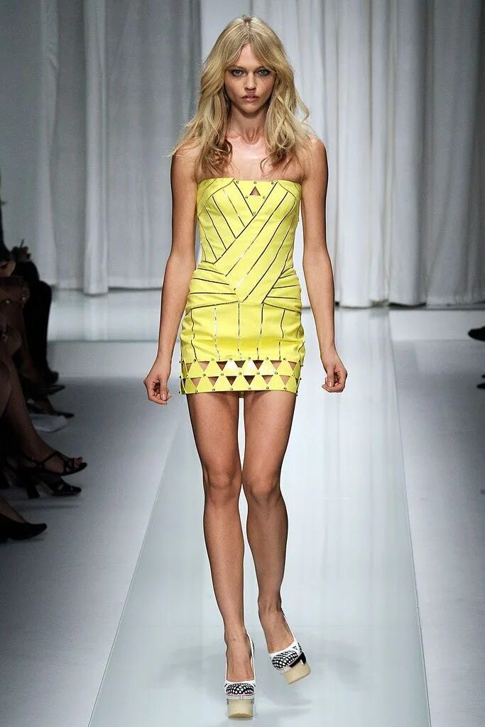 Донателла Версаче коллекции. Саша Пивоварова на подиуме. Versace 2010. Коллекция одежды Донателла Версаче.