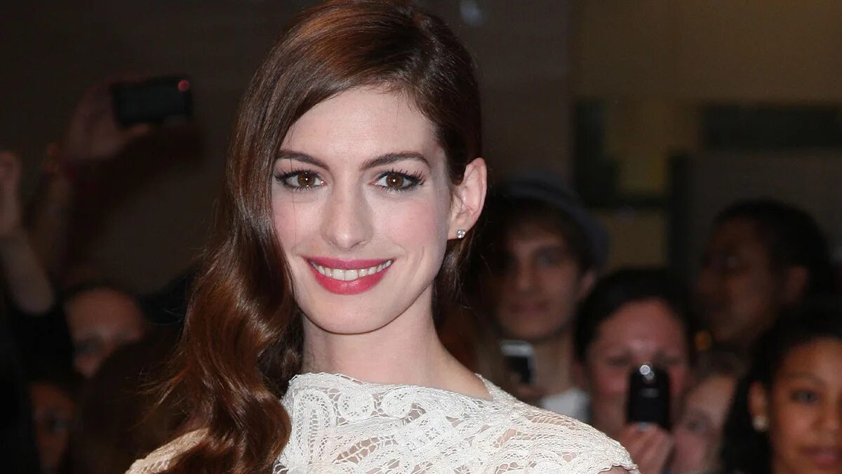 Многочисленных поклонников. В окружении девушек. Патрик демпси. Женственные актрисы. Толпа поклонниц.