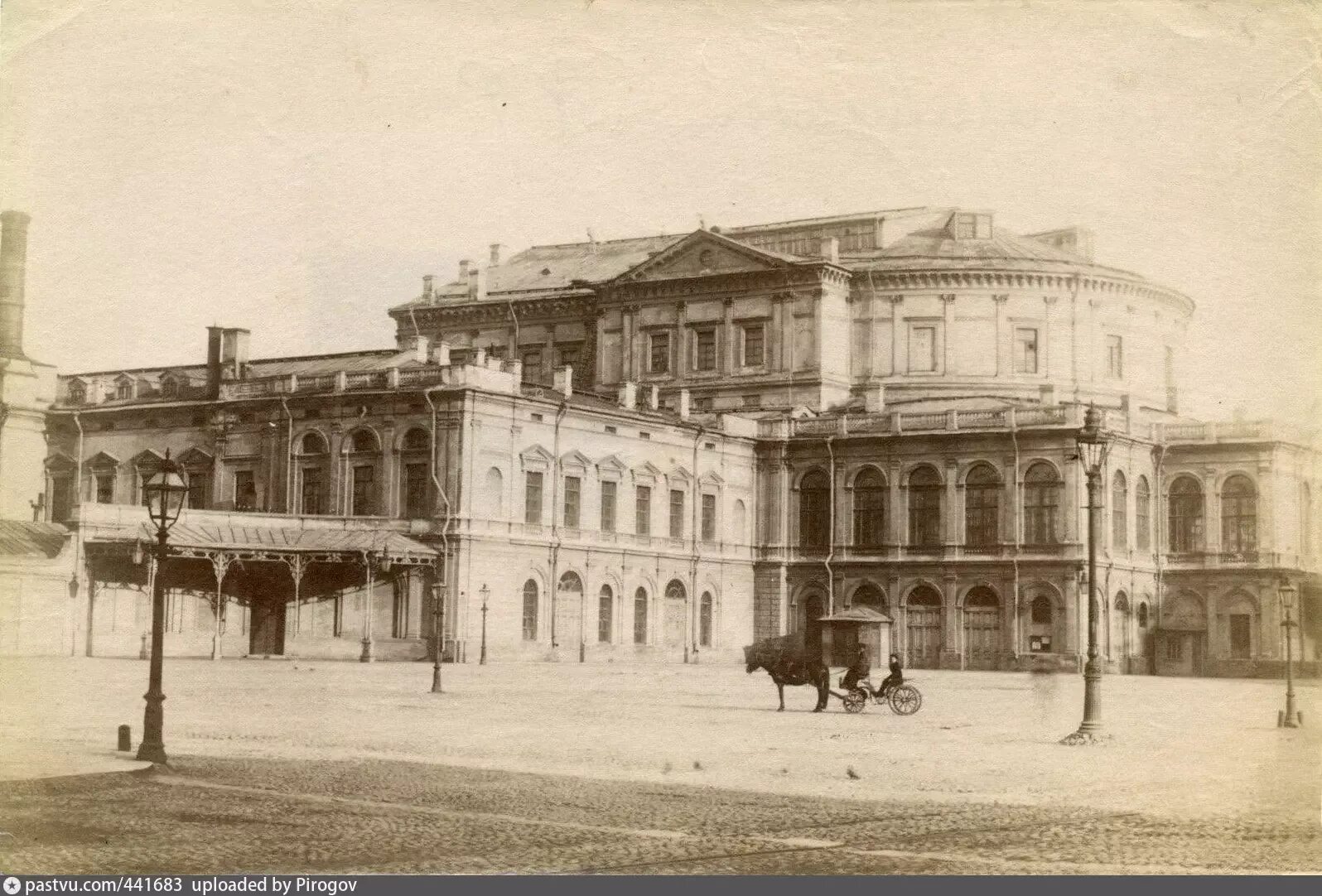 Мариинский театр Санкт-Петербург 19 век. Мариинский театр в Петербурге 19 век. Мариинский театр в 19 веке. Мариинский театр в Санкт-Петербурге в 19 веке. Мариинский театр открыли