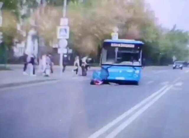 Автобус сбил ребенка. Автобус. Пешеходный переход.