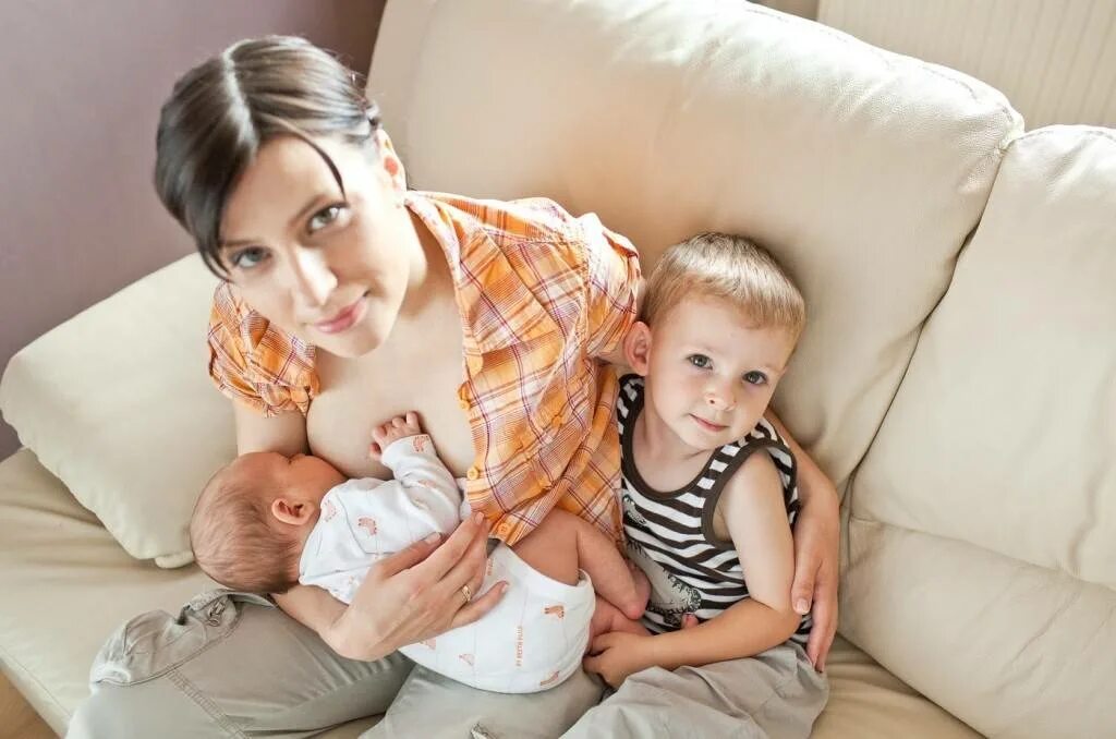 Докорм с ложечки новорожденного. Рациональное вскармливание. Еда для детей. Питание детей. Кормление ребенка.