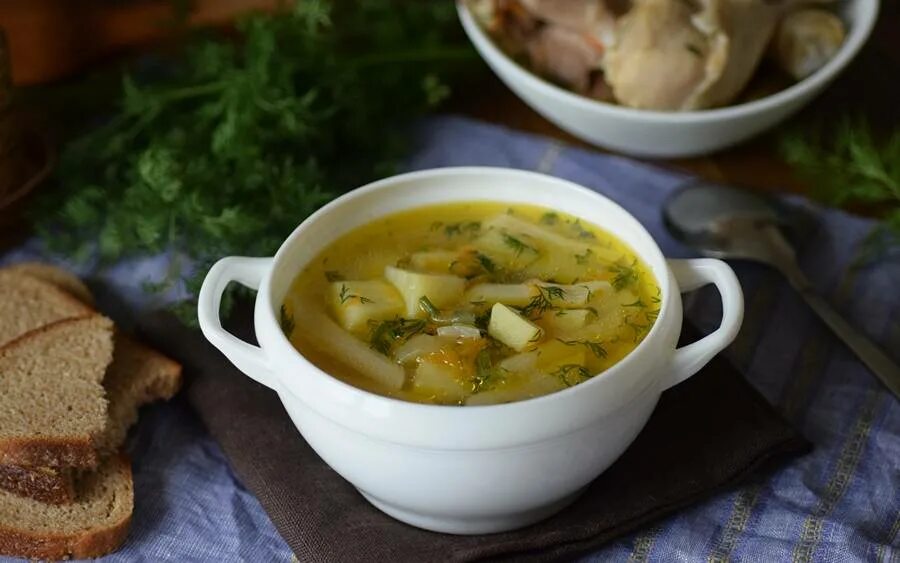 Суп в супнице. Куриный суп. Куриный суп с шампиньонами. Суп с шампиньонами в мультиварке. Суп курица с грибами и картошкой