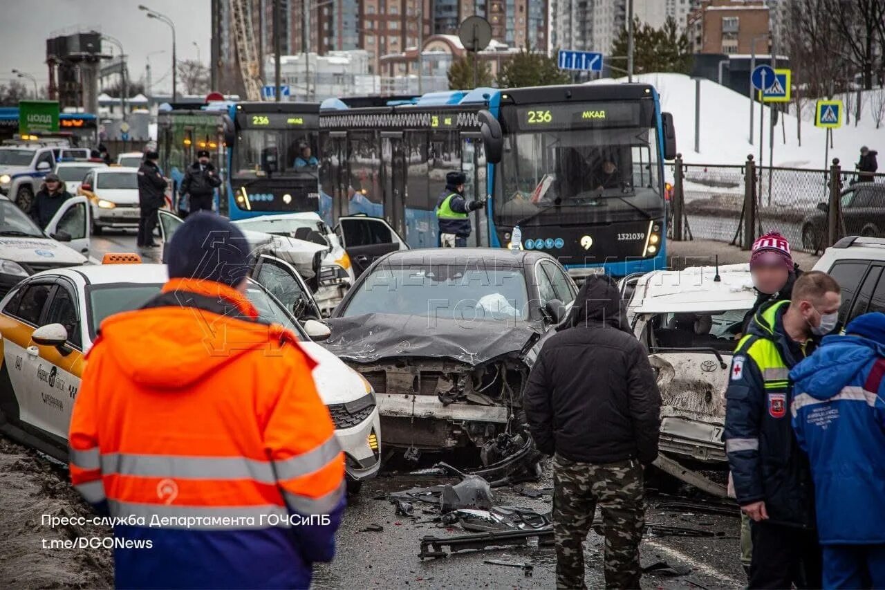 Авария на Рублевском шоссе 08 02 2022. Дорожно транспортная катастрофа. ДТП В Москве на Рублевском шоссе.