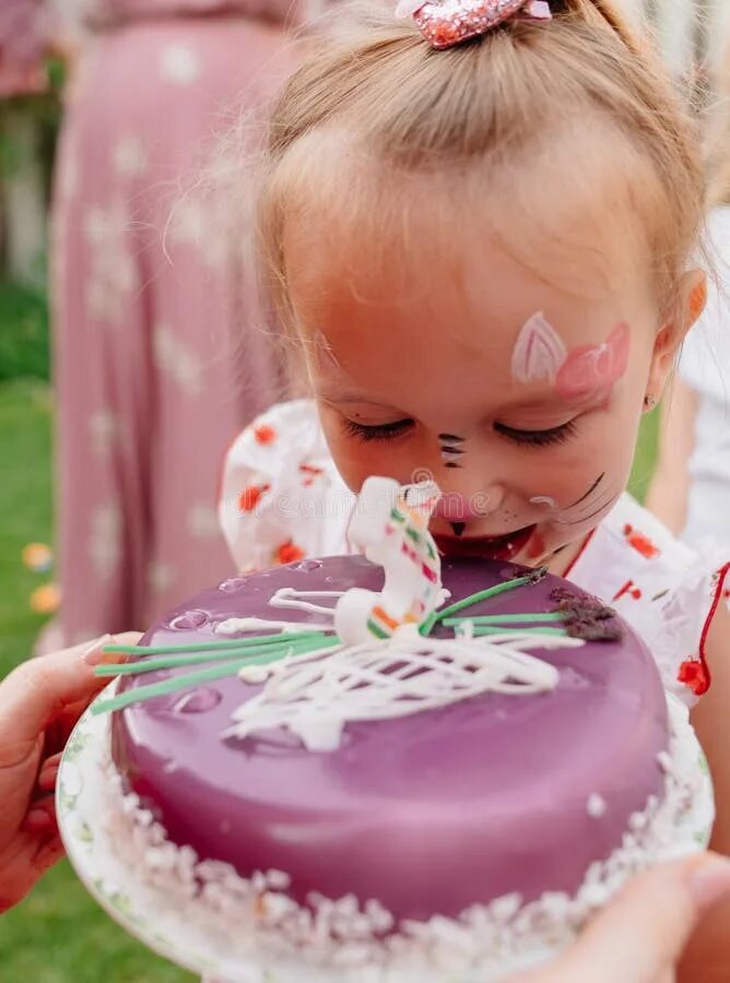 Девушка лицом в торт штырь. Торт с лицом девочки. Торт в лицо на день рождения девочке. Фотосессия с тортом в лицо.