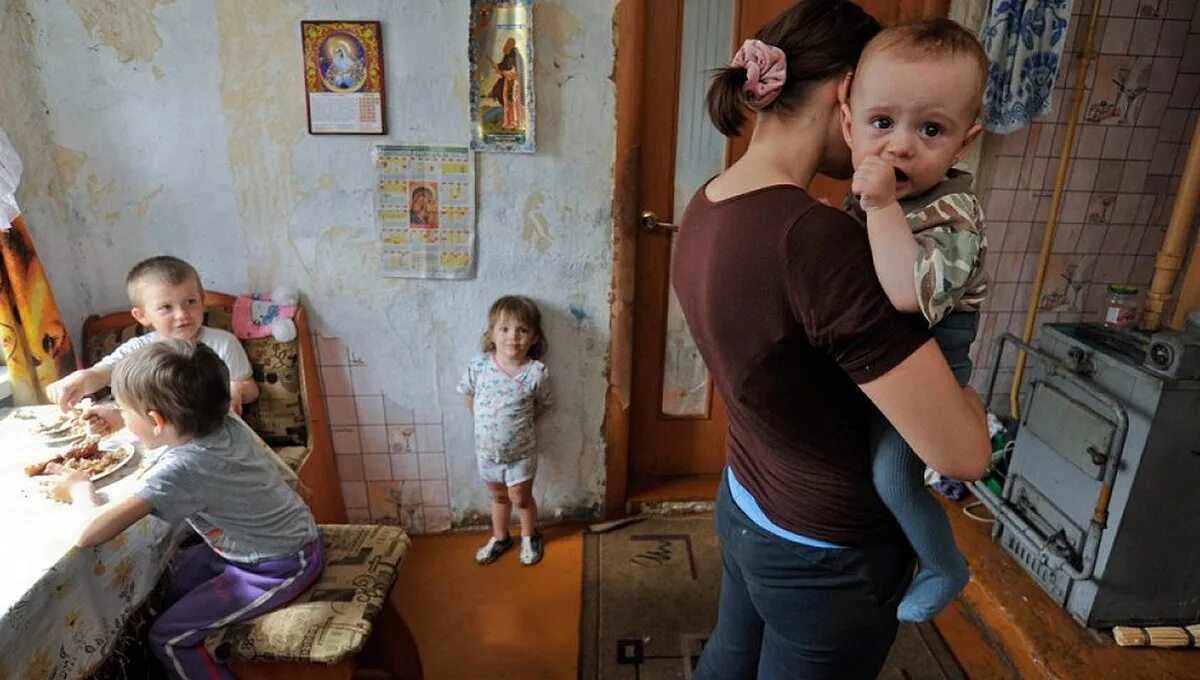 Дом малоимущим семьям. Бедная многодетная семья. Малоимущая семья. Бедные семьи с детьми. Нищие многодетные семьи.