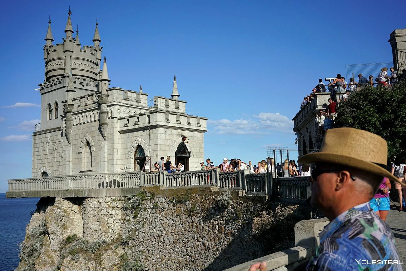 Работа в крыму на лето. Туристы в Крыму. Туризм в Крыму фото. Турпоток в Крым. Крым для путешественников.