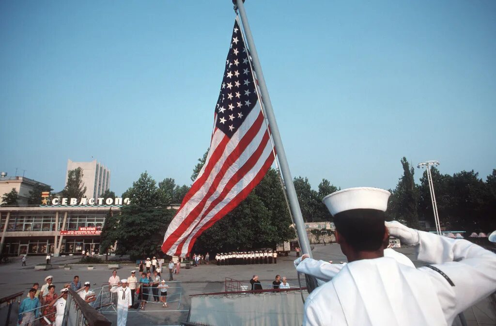 Первыми посетили америку. Американские моряки в Севастополе. Севастополь 1989 американцы. Американский флаг в Севастополе. Город Севастополь в США.