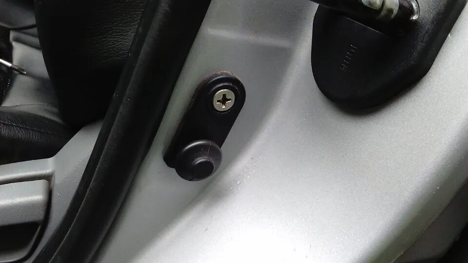 Концевик передней двери шевроле круз 1. Концевики дверей шевроле нива. Где находится концевик двери на шевроле. Где находится концевик двери на шевроле. Концевик двери шеви нива.