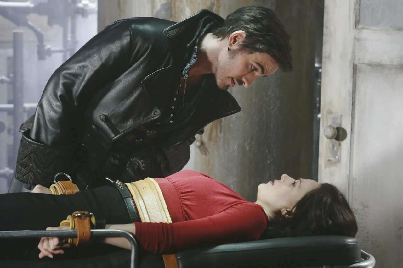 Румпельштильцхен и эмма свон. Однажды в сказке сериал злодей. Сериал сказка однажды в сказке. Фф однажды в сказке. Румпельштильцхен и реджина поцелуй.