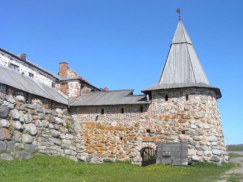 никольские ворота соловецкого монастыря. квасоваренная башня соловки. квасоваренная башня соловецкого монастыря. башня с бойницами. никольская башня соловецкого монастыря.