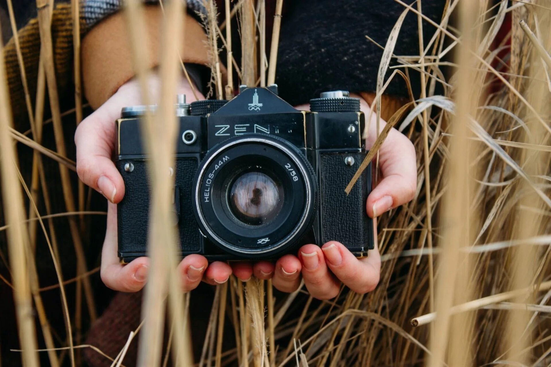 Почему фотографию называют фотографией. Фотоаппарат. Фотоаппарат в руках. Хобби Фотографирование. Фотоаппарат фотографирует.