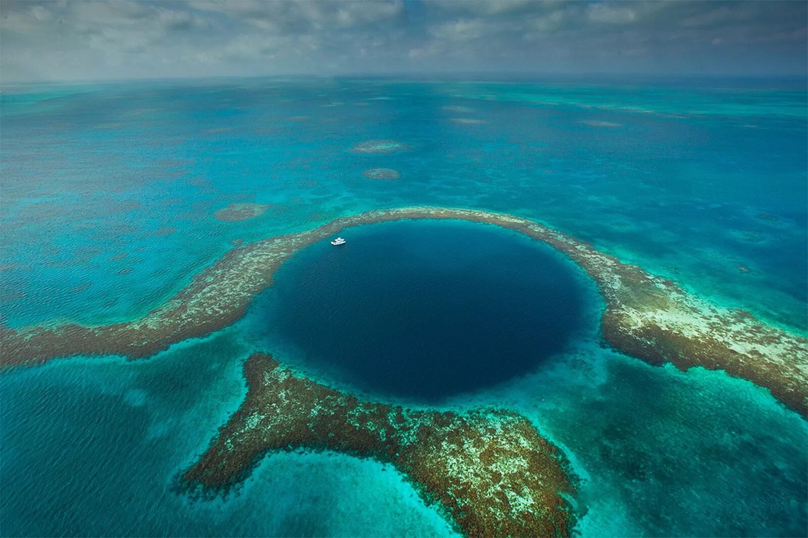 Крупные впадины океанов. Белизский Барьерный риф и большая голубая дыра. Белизский Барьерный риф Белиз. Большая голубая дыра Белиз. Мезоамериканский Барьерный риф.