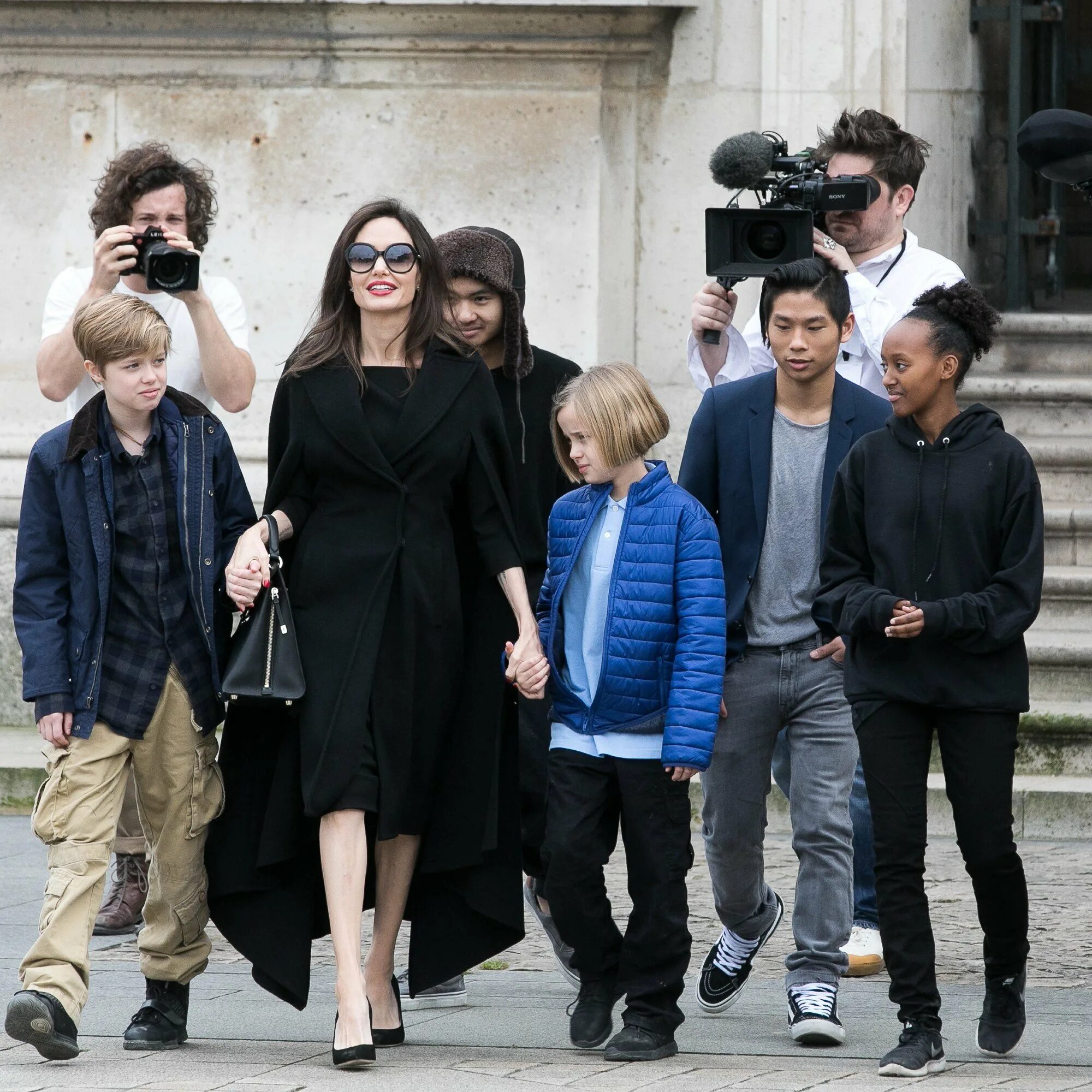 Брэд питт и джоли сейчас. Семья Анджелины Джоли. Дети Анджелины Джоли. Семья Джоли Питт. Анджелина Джоли и ее семья.