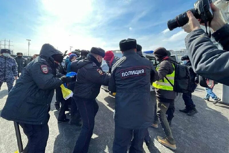 Митинги видео прямая трансляция. Митинги в Санкт-Петербурге сейчас. Митинг в Москве. Задержание на митингах в России.