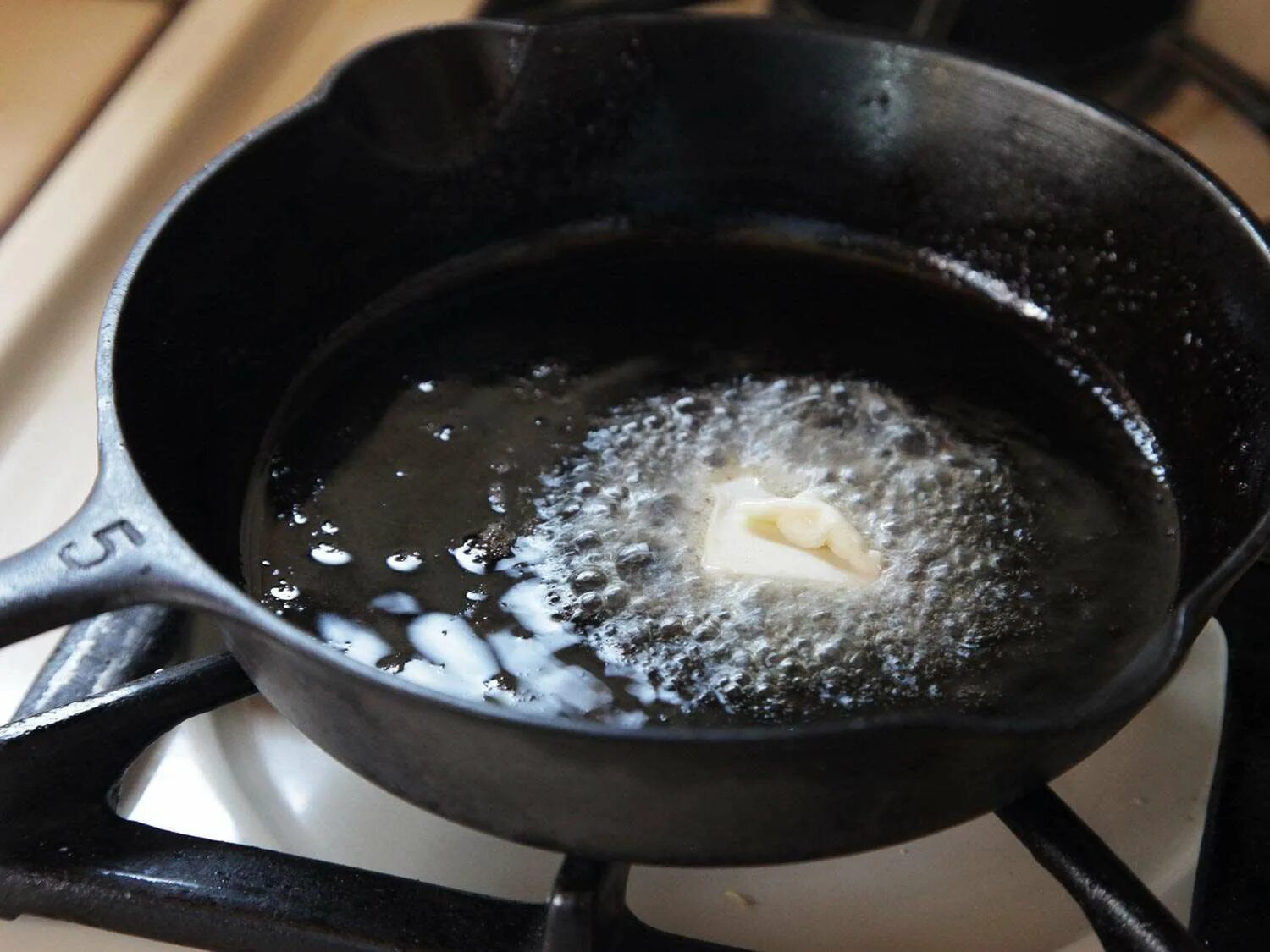 Почему пенится мясо при жарке. Масло на сковороде. Растительное масло на сковороде. Сковородка с маслом. Соль на сковороде.