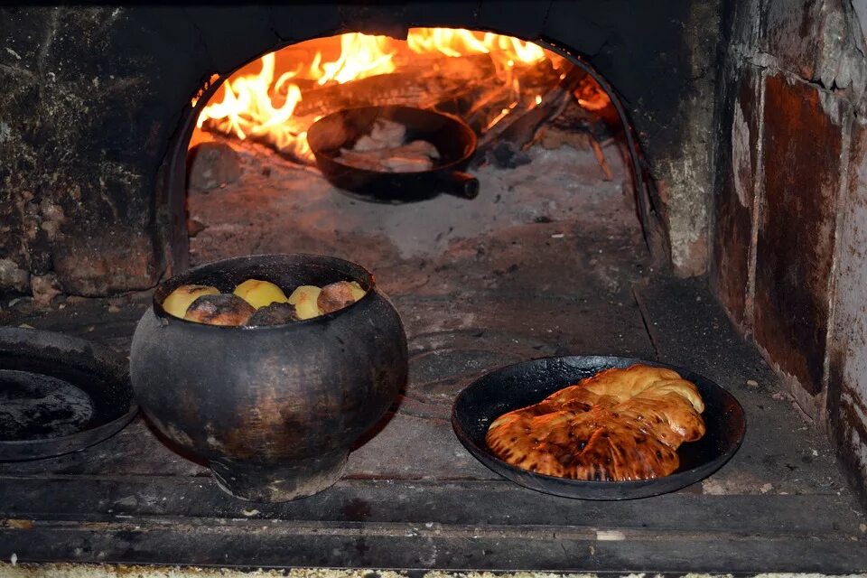 Cooking in the "Bread chamber" of the stove. - Calor en Casa
