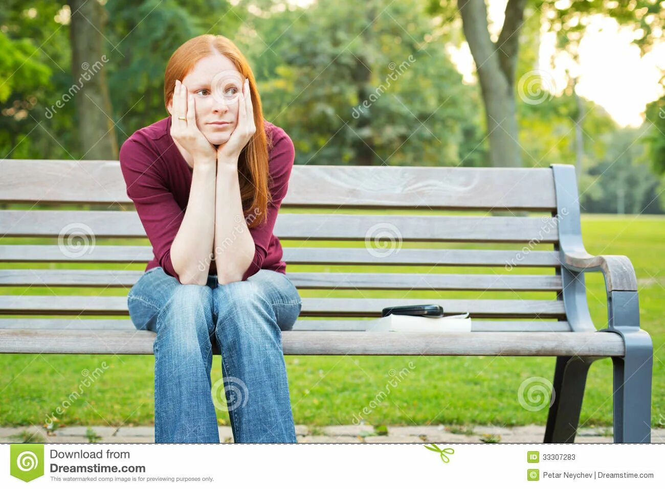 Молодой девушка сидят лице. Сидит на скамейке. Человек на скамейке. Человек сидит на скамейке. Девушка на скамейке.